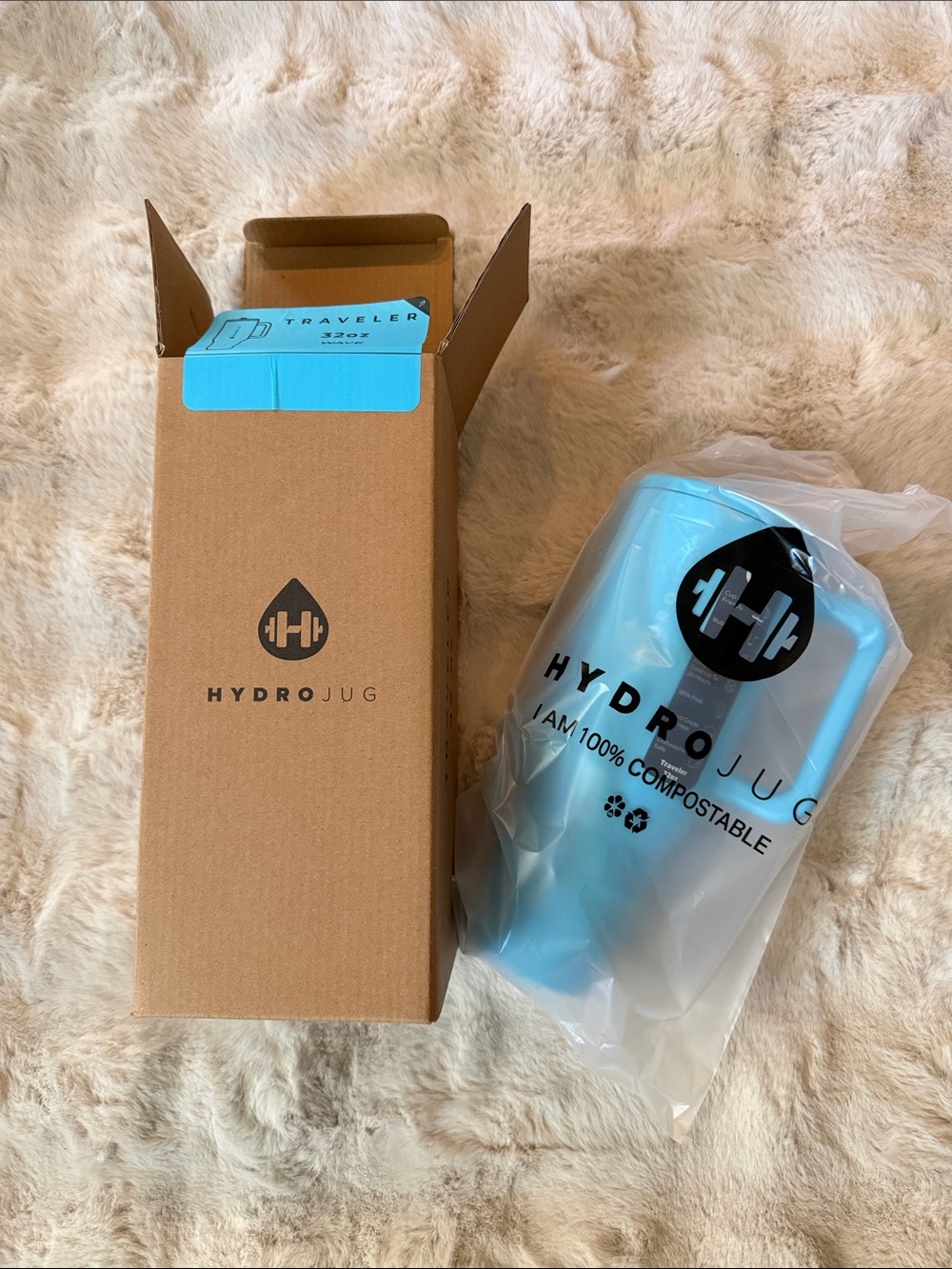 Hydrojug Wave Water bottle 32 oz
Travel-size Blue - Picture 5 of 9